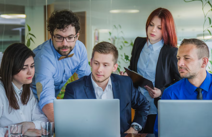 equipo de una empresa aprendiendo a configurar WhatsApp Business