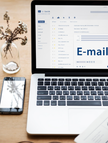 un ordenador con el email abierto