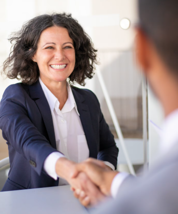 Dos clientes dándose la mano