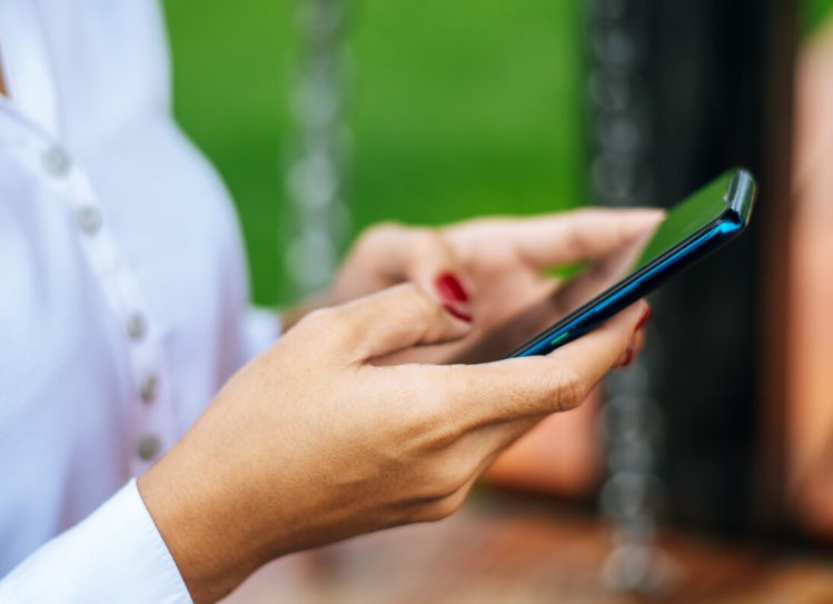 mujer utilizando WhatsApp