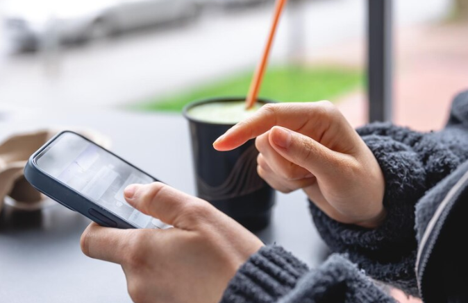 Móvil utlizando WhatsApp Business