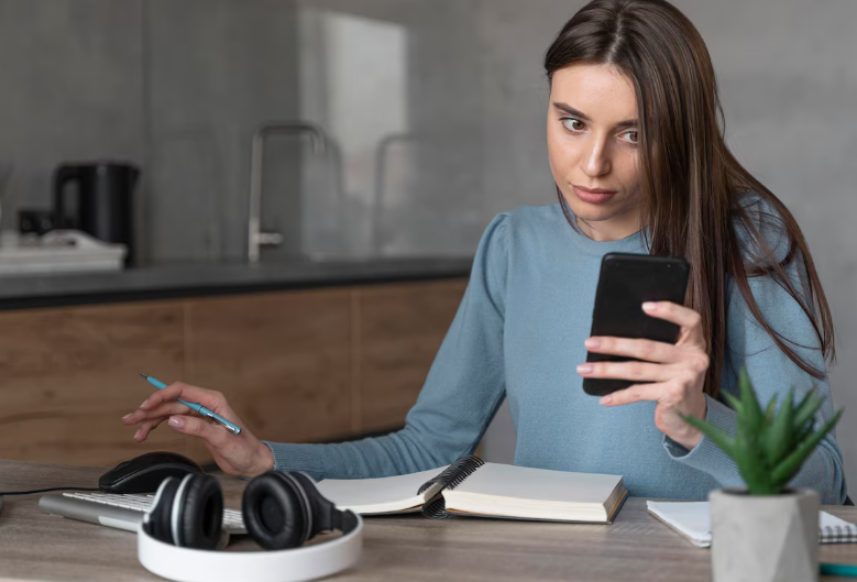 mujer mirando el móvil