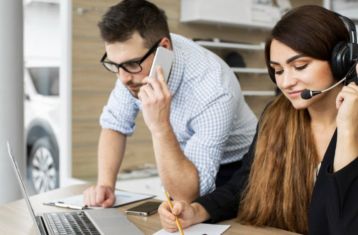 dos compañeros trabajando