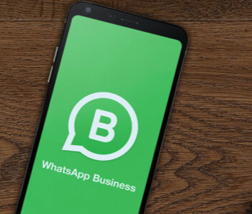 Móvil con plantillas WhatsApp Business