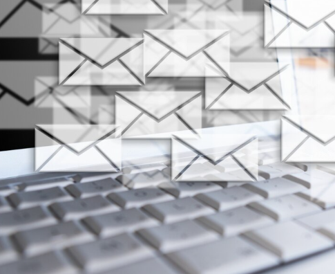 varios mensajes de correo saliendo de un ordenador