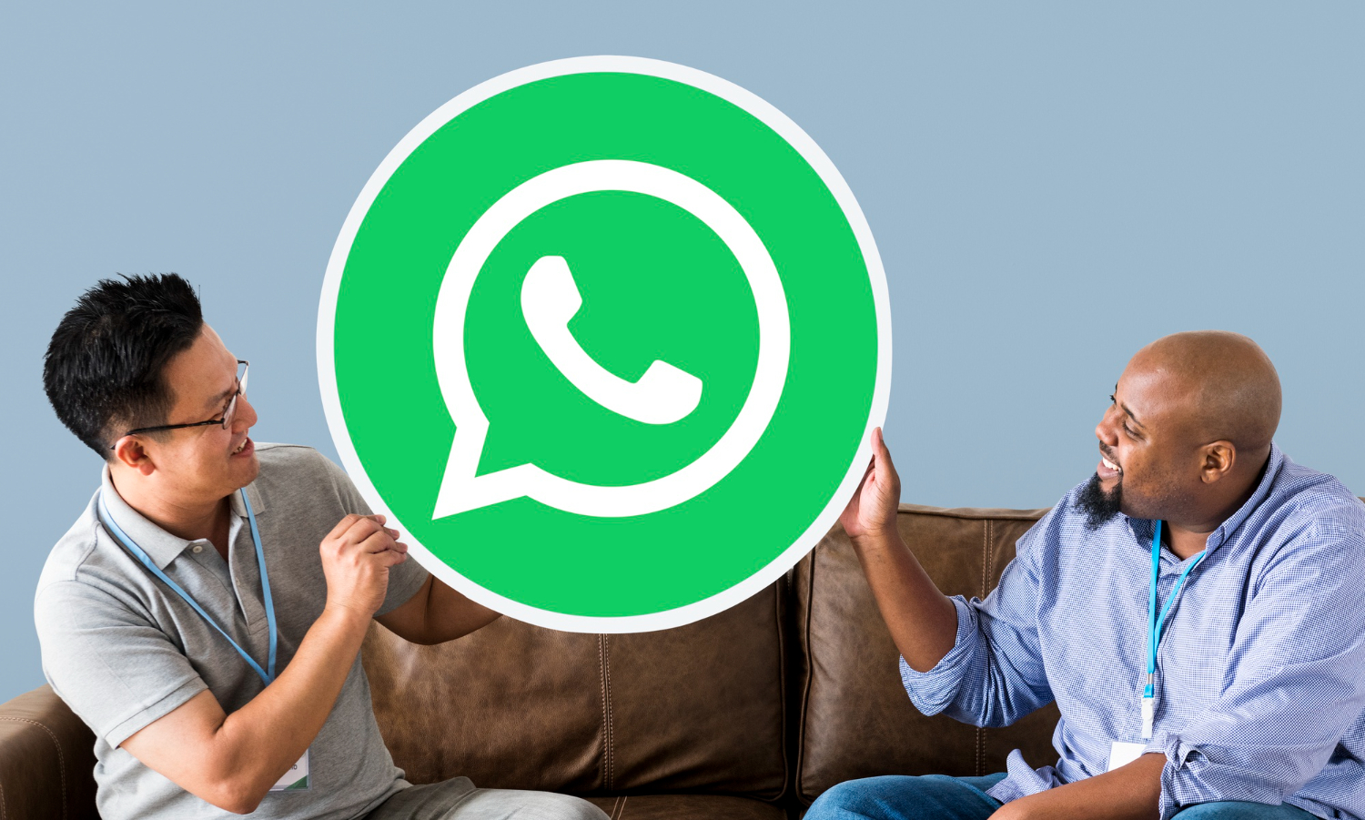hombres sujetando el logo de WhatsApp