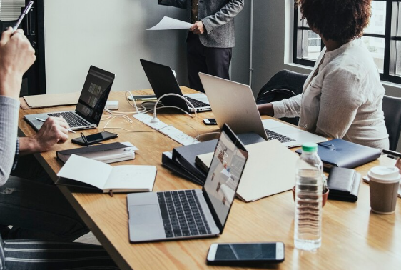 trabajadores en la oficina