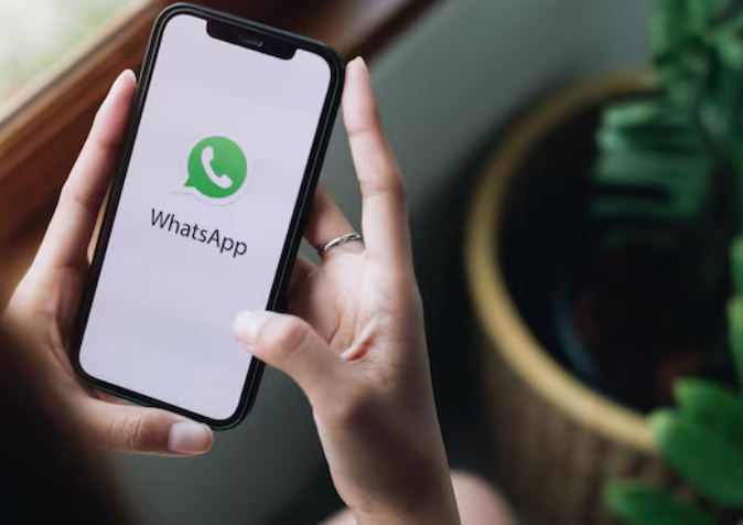 Móvil con el emoticono de WhatsApp