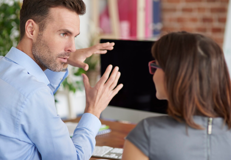 dos compañeros de trabajo hablando