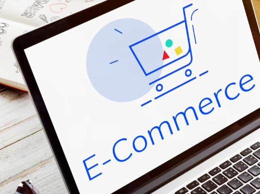 un ordenador y en la pantalla aparece eCommerce