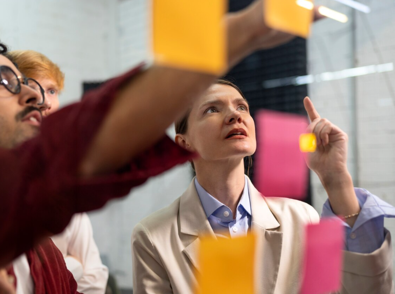 una mujer organizando su trabajo con postit